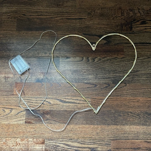 Gold heart shaped neon sign - Picture 3 of 3